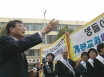 숭의교회 측이 속히 시위를 끝내줄 것을 요청하는 가운데 3시간이상 시위는 계속 되었다. 사진 가운데가 호소문을 낸 개봉교회 김철규권사