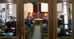 2월25일 2층 본당에서 최기순목사 인&#46047;로 주일예배를 드리고 있는 개봉교회 교인들