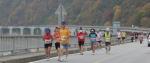 가을 하늘, 단풍아래 춘천 호반을 달리는 사람들, 조선이보 주최 춘천마라톤대회로 길이 막혀 오랜 시간 머물렀다