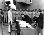 1945년 9월 2일 미주리호에서 있었던 항복문서 조인식.