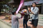 9일간의 고공농성을 풀고 내려온 이은재 총여학생회장이 여동문에게 꽃다발을 받고 있다.