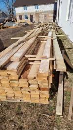 나무는 침대를 만들기 위해 준비한 목재