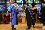 22일 오전 목원대 채플에서 열린 2023학년도 학위수여식에서 이희학 총장이 한 졸업생에게 학위증을 건네고 있다.